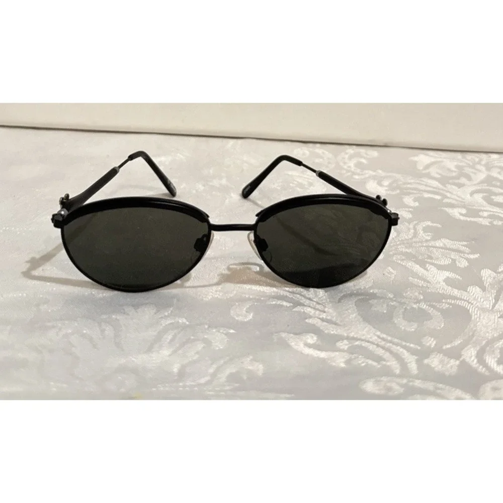 Disney‎ sunglasses feature Mickey Mouse silhouette on temple Black (Small/Kids)